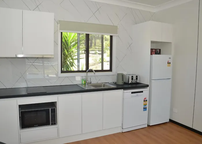 The Leaning Oak Holiday Lifestyles - Lake Conjola